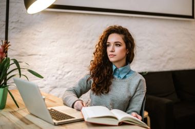 Bilgisayarı olan düşünceli bir kadın.