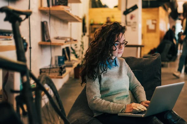 Mujer usando portátil — Foto de Stock