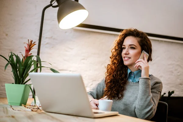 Jeune femme travaillant avec ordinateur portable — Photo