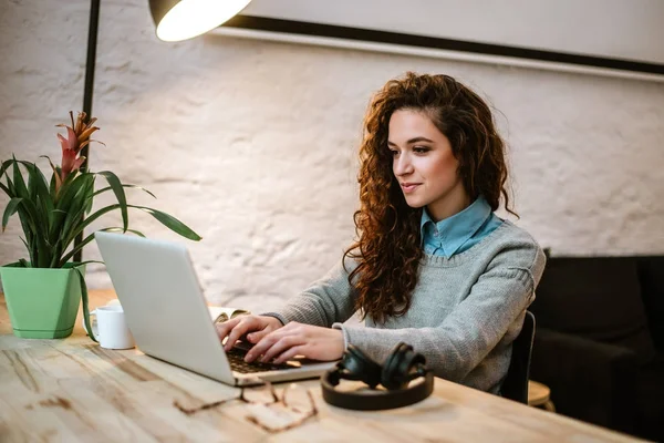 Jovem mulher trabalhando com laptop — Fotografia de Stock