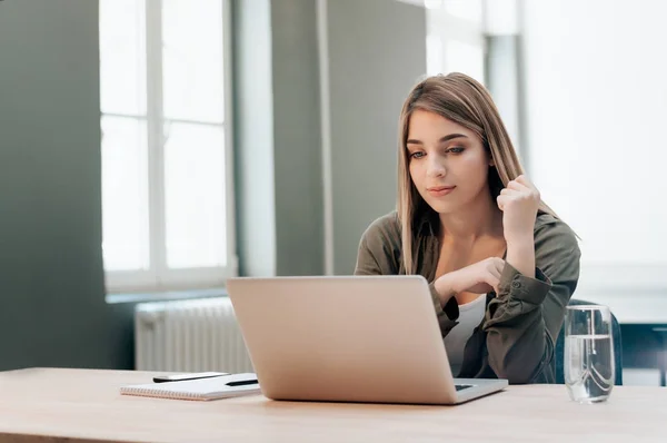 Estudiante femenina con portátil — Foto de Stock