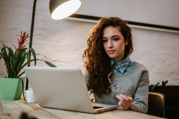 Jeune femme travaillant avec ordinateur portable — Photo