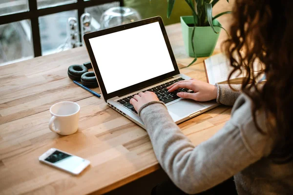 Estudante feminina usando laptop — Fotografia de Stock