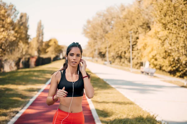 Ženského fitness model vzdělávání mimo — Stock fotografie