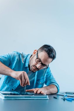 Genç adam laptop tamiri 