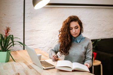 Kadın kitap okuyor. 