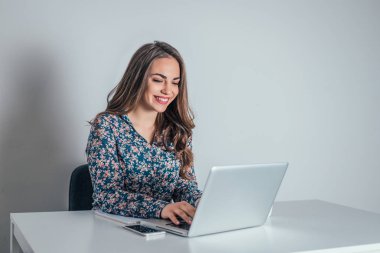 Dizüstü bilgisayar kullanan kadın