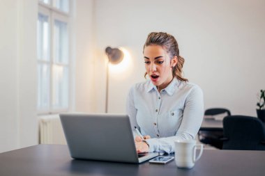 iş kadını laptop arıyorum 