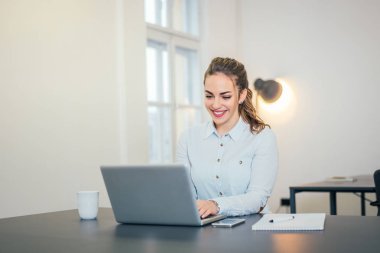 Dizüstü bilgisayar kullanan kadın