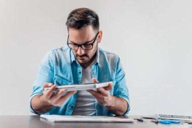  Mühendis kırık laptop tamir