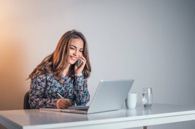 Dizüstü bilgisayar kullanan kadın