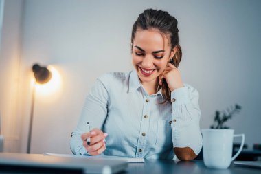 genç erkek not yazma 