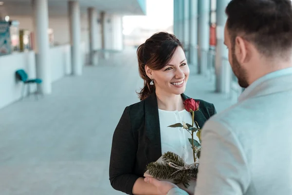 Businessman giving gift to his colleague — Stock Photo, Image