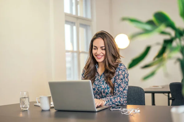 Mujer usando portátil —  Fotos de Stock