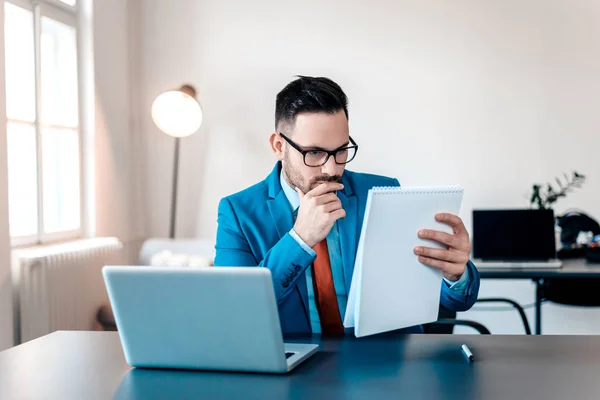 Uomo d'affari che legge documenti — Foto Stock