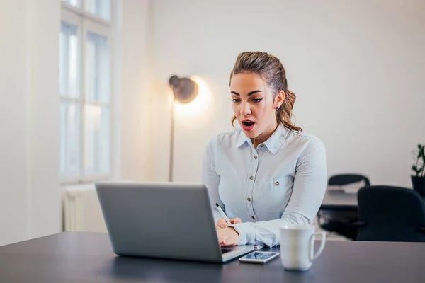 Mujer de negocios mirando al ordenador portátil —  Fotos de Stock