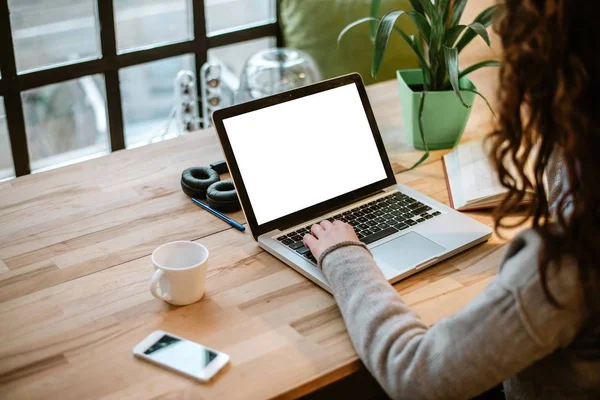 Mulher usando laptop — Fotografia de Stock