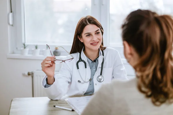 Médecin parlant à un patient . — Photo