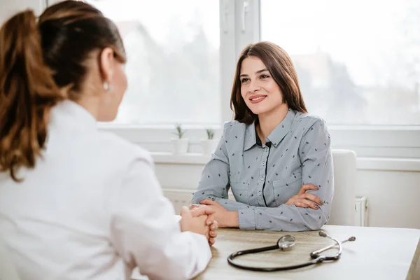 Mujer joven en el consultorio del médico . —  Fotos de Stock