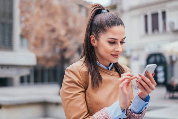 Mulher usando smartphone — Fotografia de Stock