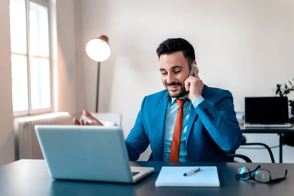 Mann im Anzug telefoniert — Stockfoto