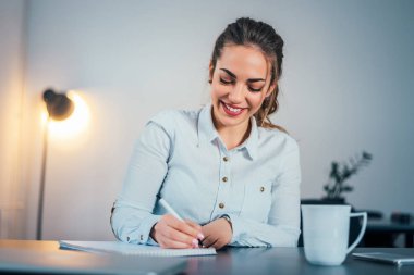 kadın yazılı notlar.