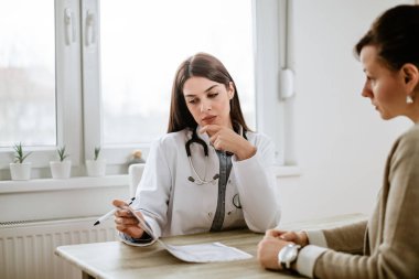 Ciddi doktor test sonuçlarını tartışıyor 