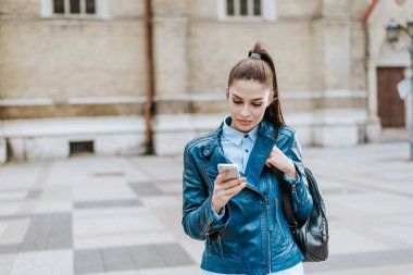  Telefonu kullanan kadın.