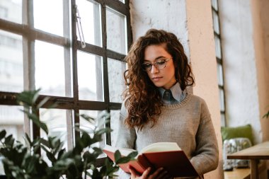 Kitap okuyan genç bir kadın.