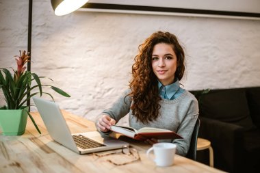 Kadın kitap okuyor. 