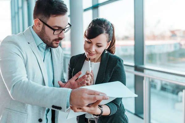 Zakenman en -vrouw — Stockfoto