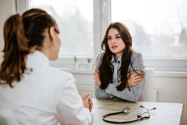 Doctor hablando con un paciente . —  Fotos de Stock