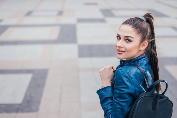 Menina com mochila — Fotografia de Stock