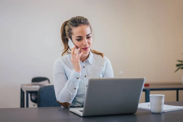 Mujer usando portátil —  Fotos de Stock