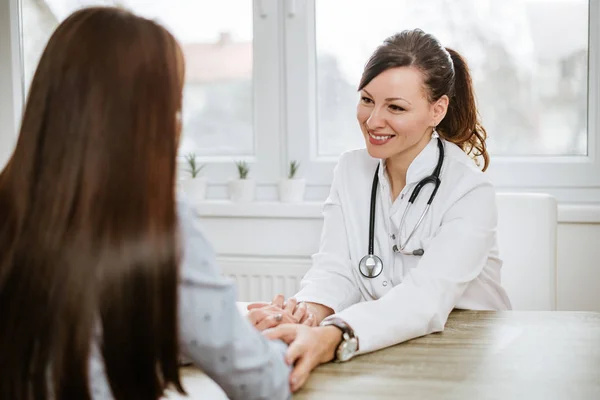 Läkare lugnande hennes kvinnlig patient — Stockfoto