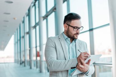  iş adam alarak not.