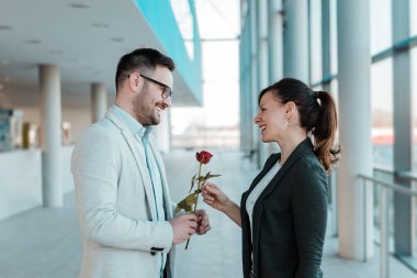 Bir gül meslektaşı için veren işadamı.