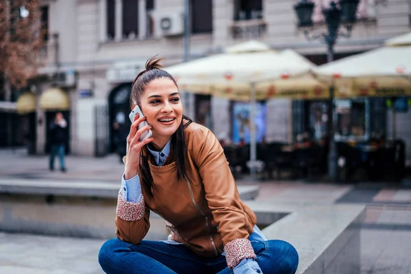 Mulher falando em Smartphone — Fotografia de Stock