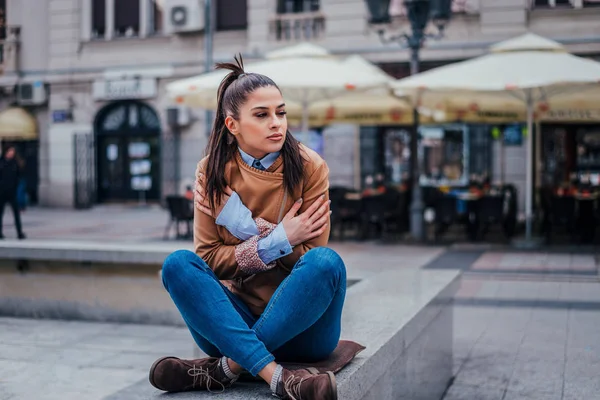 Congelación de la mujer joven — Foto de Stock