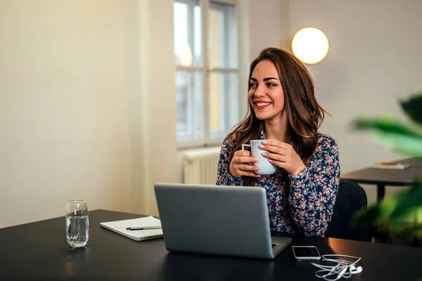 Jeune femme d'affaires en fonction — Photo