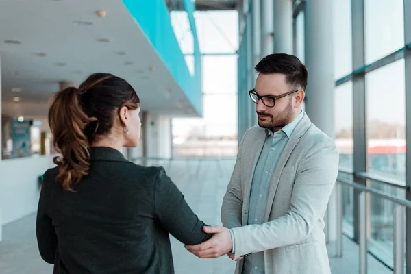 Empresários apertando as mãos. — Fotografia de Stock