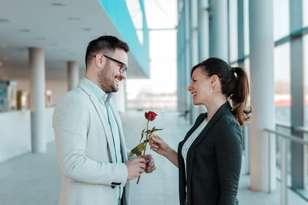Homme d'affaires donnant une rose à son collègue . — Photo