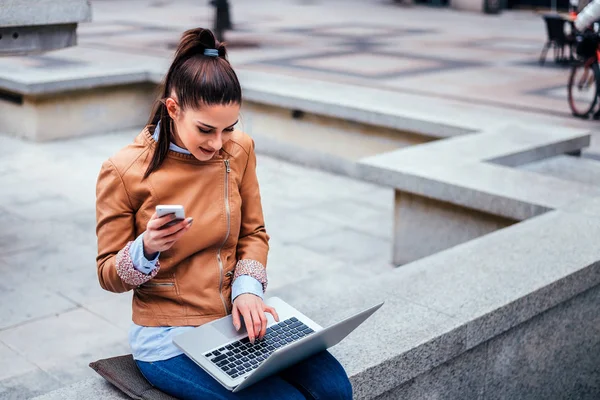 Jovem mulher usando smartphone — Fotografia de Stock