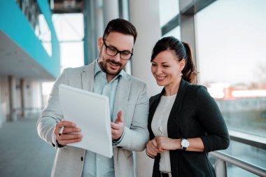 Pencere iki iş adamları Office belgeleriniz üzerinde tartışırken lobi.
