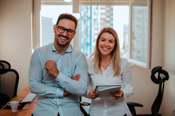 Portrait Une Équipe Affaires Prospère Assise Sur Table Bureau — Photo