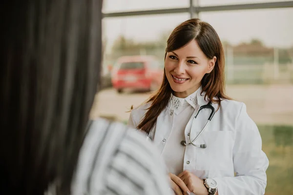 Brunette Vrouwelijke Arts Gesprek Met Patiënt Het Ziekenhuis — Stockfoto