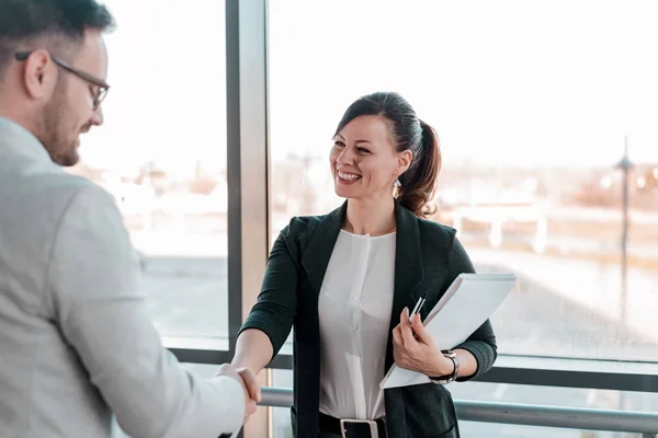 Collega Schudden Handen Lobby Van Het Kantoor — Stockfoto