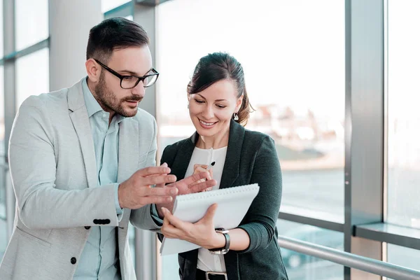 Mensen Uit Het Bedrijfsleven Hebben Informele Bijeenkomst Lobby Van Het — Stockfoto