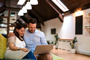 Dizüstü bilgisayar kullanarak rahat genç Çift