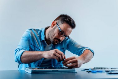 Bu bir cep telefonu üzerinde konuşurken teknisyen